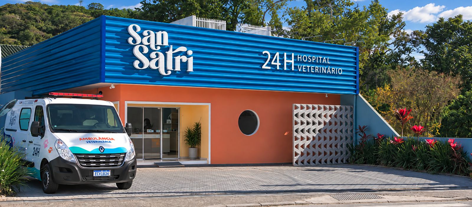 Fachada da unidade Rio Tavares do San Satri com ambulância 24h
