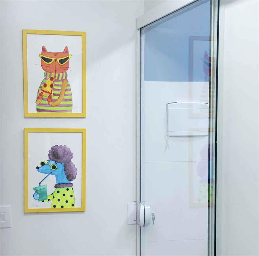 Quadros decorativos de gato e poodle na unidade Rio Tavares